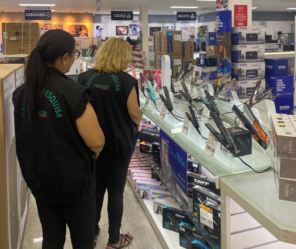 Ilustração do signo de Câncer contendo um caranguejo com pinças abertas