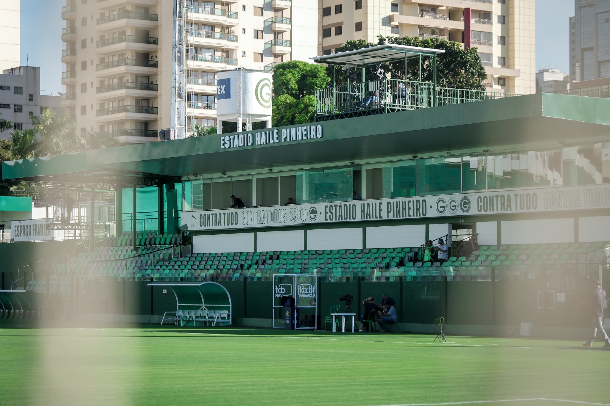 Poltrona suspensa em uma varanda com vista para cidade