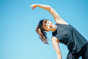 Capa de livro com título e nome do autor e com a ilustração de uma paisagem com folhas caindo e no canto esquerdo um poste com uma roda colorida