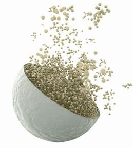 Chá de tomilho servido em caneca de cerâmica 