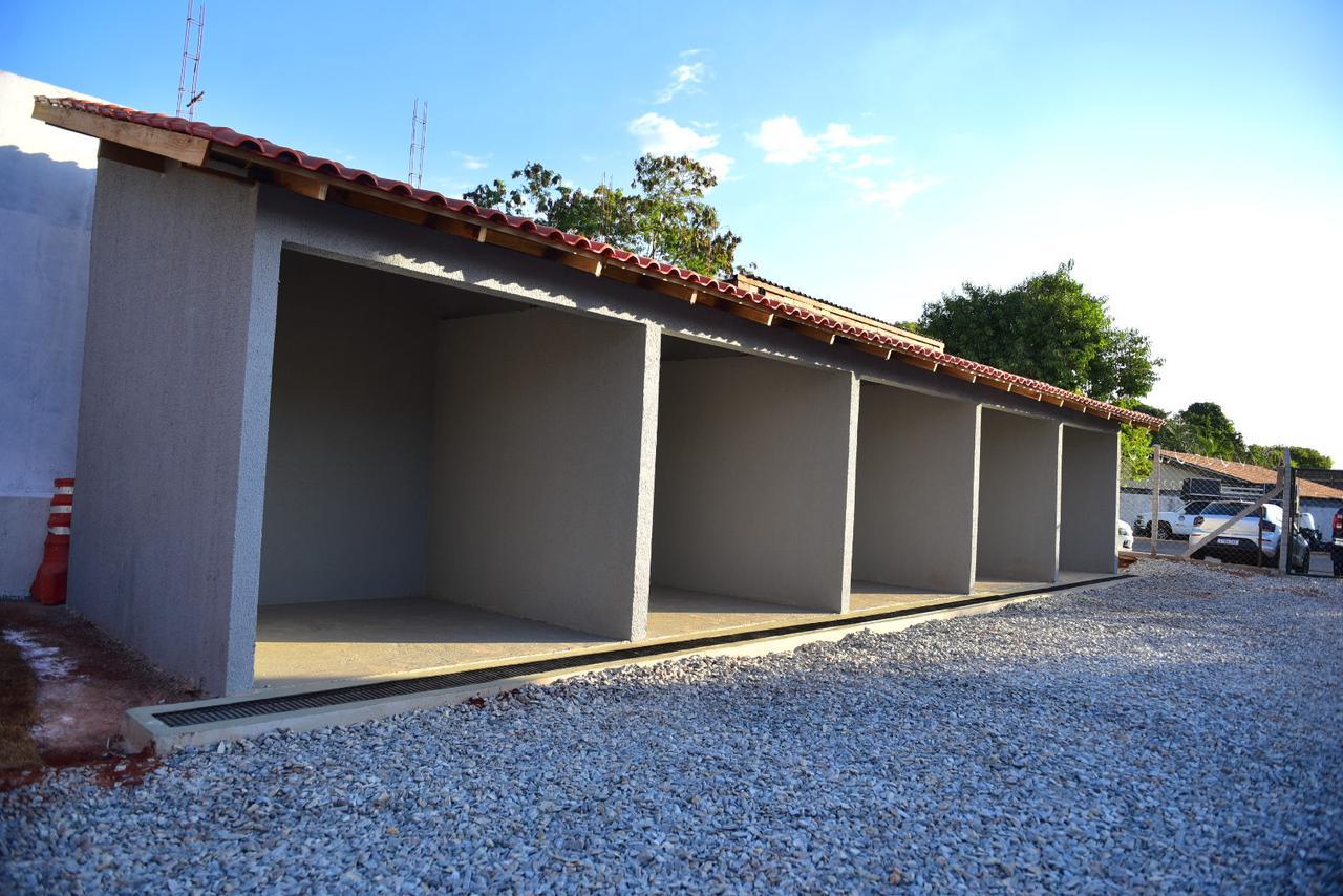 Ilustração do signo Touro, com símbolo em formato circular com dois chifres curvados para cima, em azul esverdeado, sobre fundo verde-claro