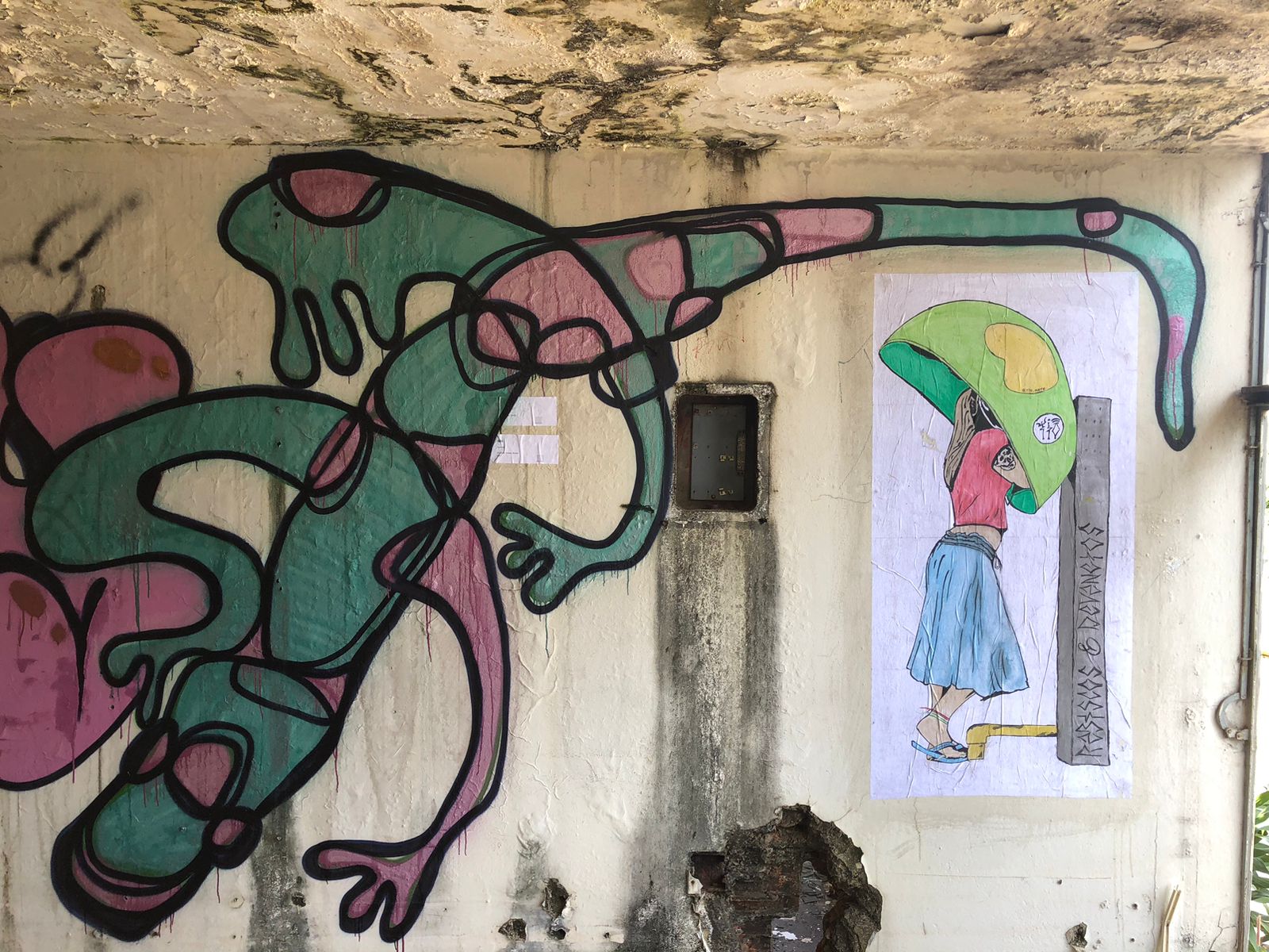 Salmão grelhado servido em prato quadrado preto, junto com tomate-cereja e aspargos. Ao lado uma taça de vinho Pinot Noir em cima de mesa de madeira