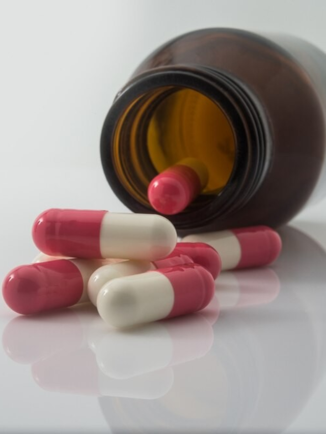 Ilustração do signo Gêmeos, com símbolo branco em forma de dois traços paralelos curvados sobre fundo lilás em hexágono