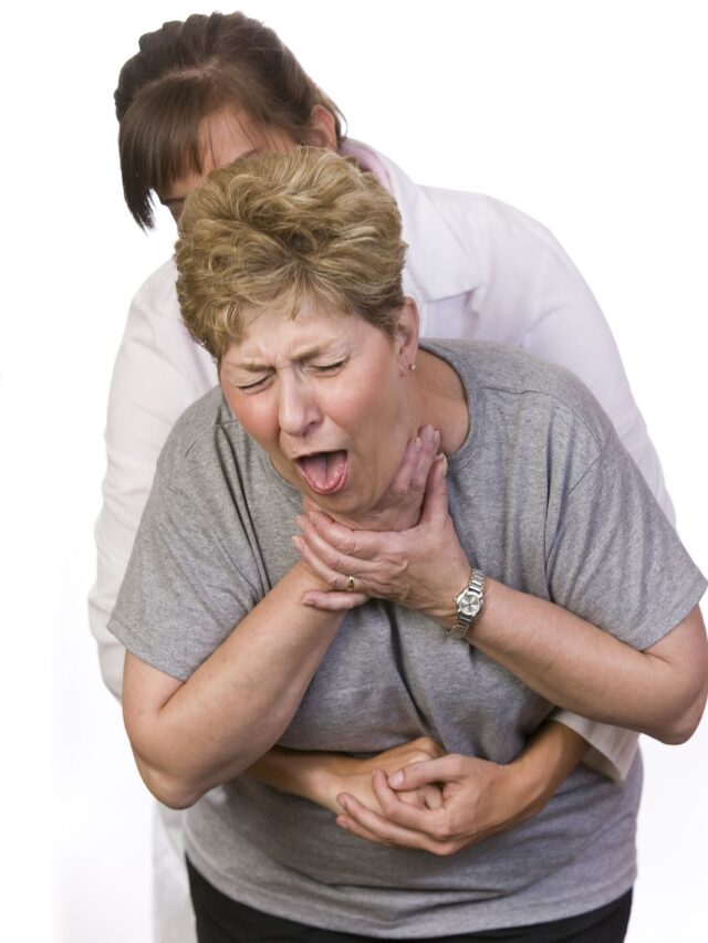 Homem vestido com roupas litúrgicas de Papa em vermelho e branco saindo de uma sala