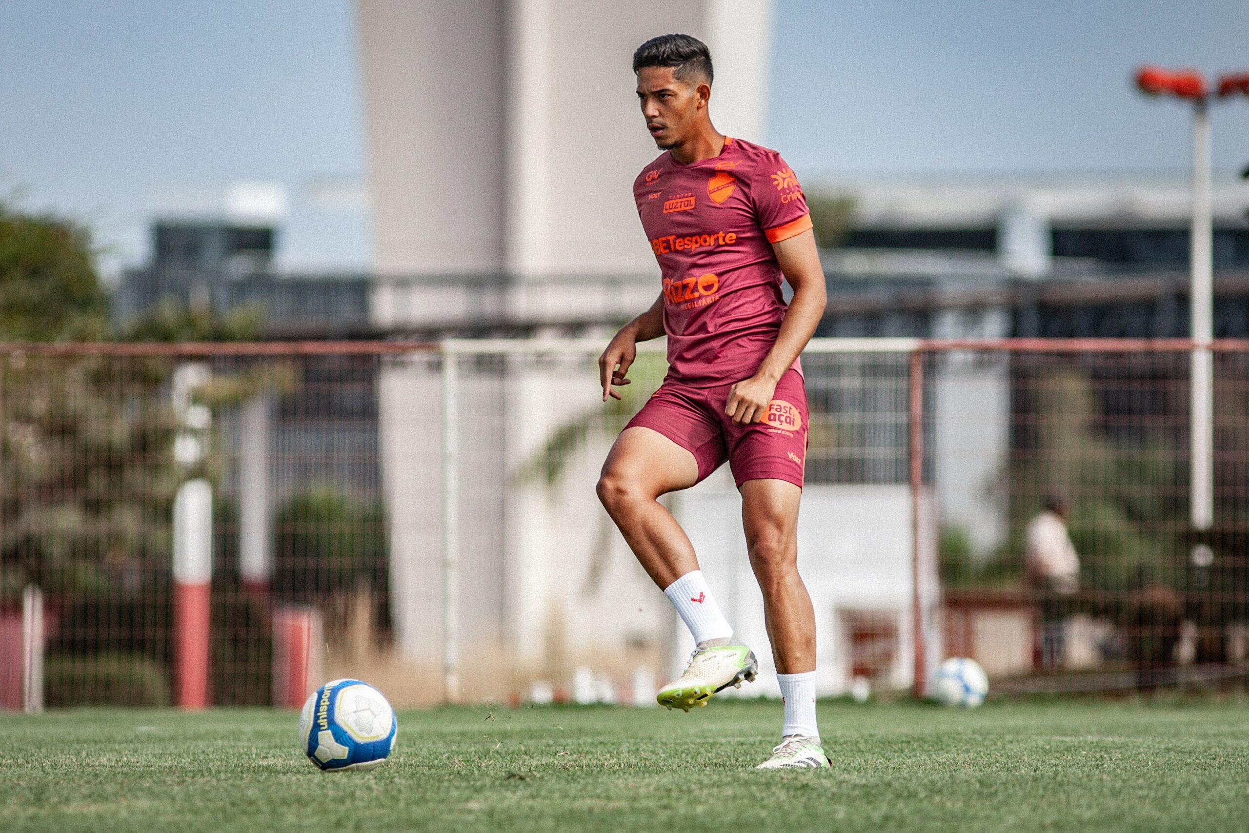 Curau de milho-verde servido em prato branco com canela em pó por cima 