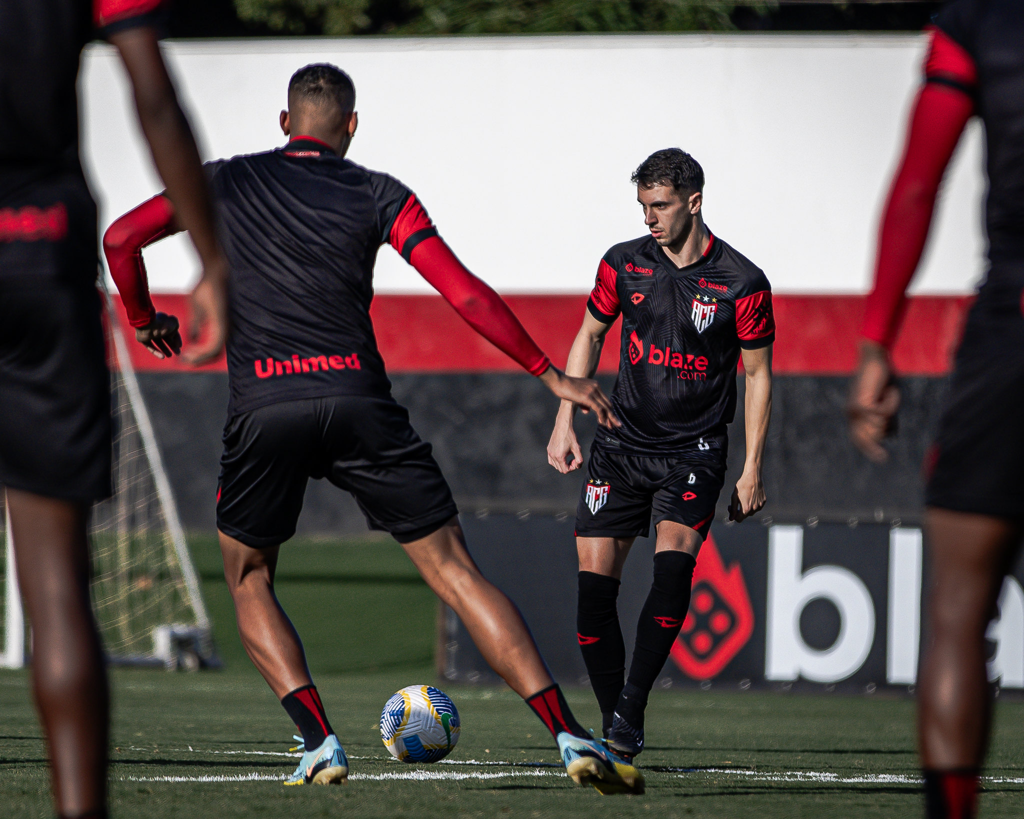 Ilustração do signo de sagitário na cor rosa e amarelo em um fundo azul-escuro