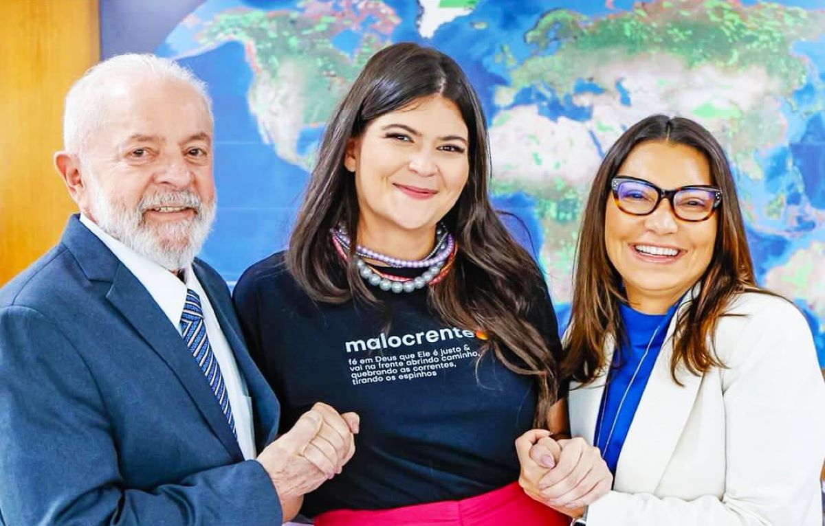 Ilustração do signo Touro, representado por um touro robusto com chifres curvados e corpo em tons de azul sobre fundo claro.