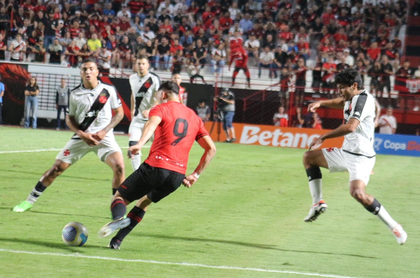 Mulher mais velha com o cabelo ruivo curto e usando um pijama verde no banheiro após secar o cabelo
