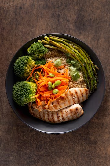 Editora e jornalista conversando diante de uma máquina de escrever