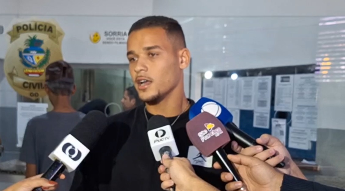 imagem de prato branco com dois peitos de frango grelhado com legumes ao lado (ervilha-torta, cenoura, brócolis, pimentão, couve-flor)