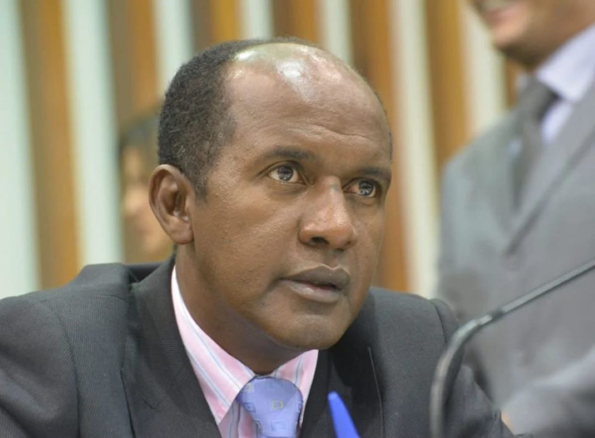 Panda sentado comendo um bambu 