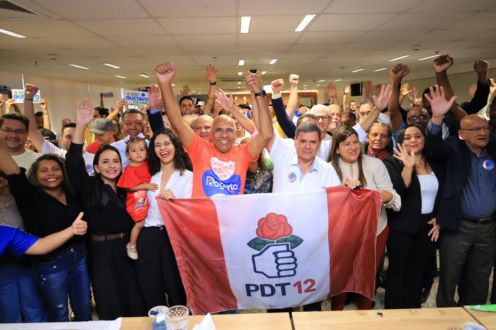 Ilustração de uma mulher ao lado do símbolo do signo de capricórnio