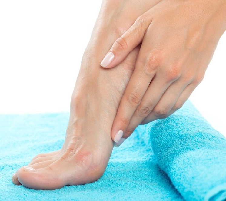 Capa do livro "Novas histórias antigas" com a ilustração de um homem e uma mulher de mãos dadas 