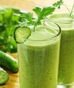 Gato bebendo água em um bebedouro branco com níveis e plataforma