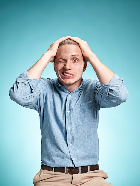 Cachorro da raça border collie preto e branco de pé no gramado com a língua para fora