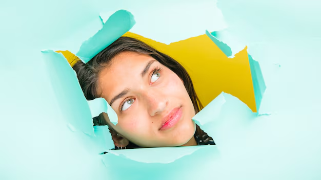 Cachorro da raça basenji deitado na calcaça