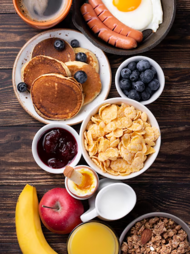 Mulher com olhos fechados e uma mão passando batom em sua boca