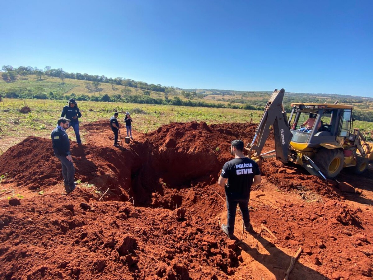 Imagem de dois irmãos gêmeos de roupa social provando doces, em frente a uma mesa com bolos e outros doces ao fundo a imagem de um cenário de Harry Potter e o título do programa