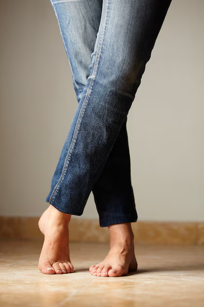 Capa do livro "O papagaio mentiroso" com a ilustração de um papagaio e um macaco na floresta 