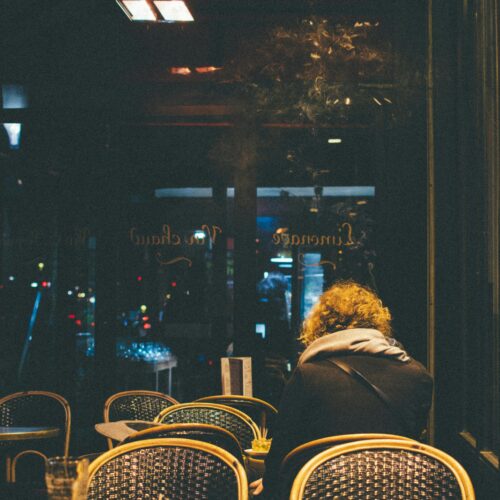 Pessoa no café. Foto: Reprodução/Pexels