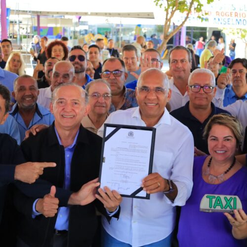 Rogério Cruz sanciona lei que atualiza tarifas dos táxis. Foto: Jackson Rodrigues