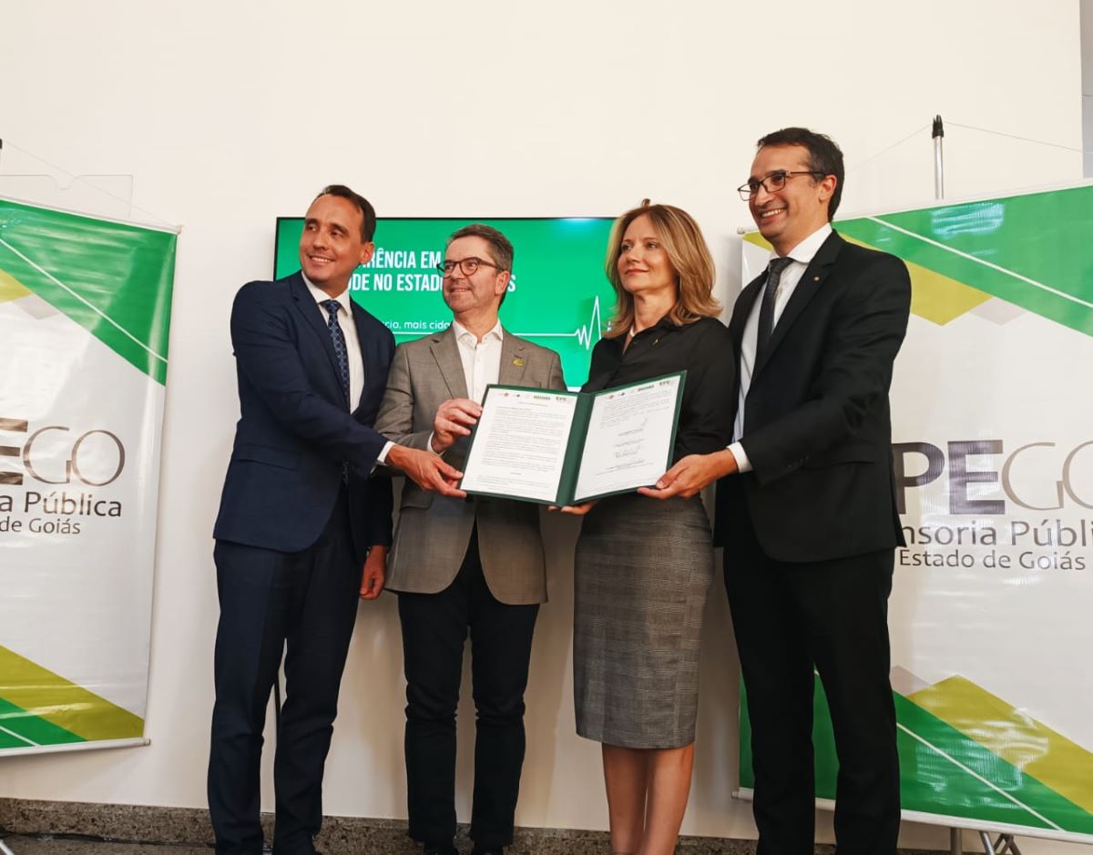 Mulher de cabelos lisos cheirando frasco de óleo essencial