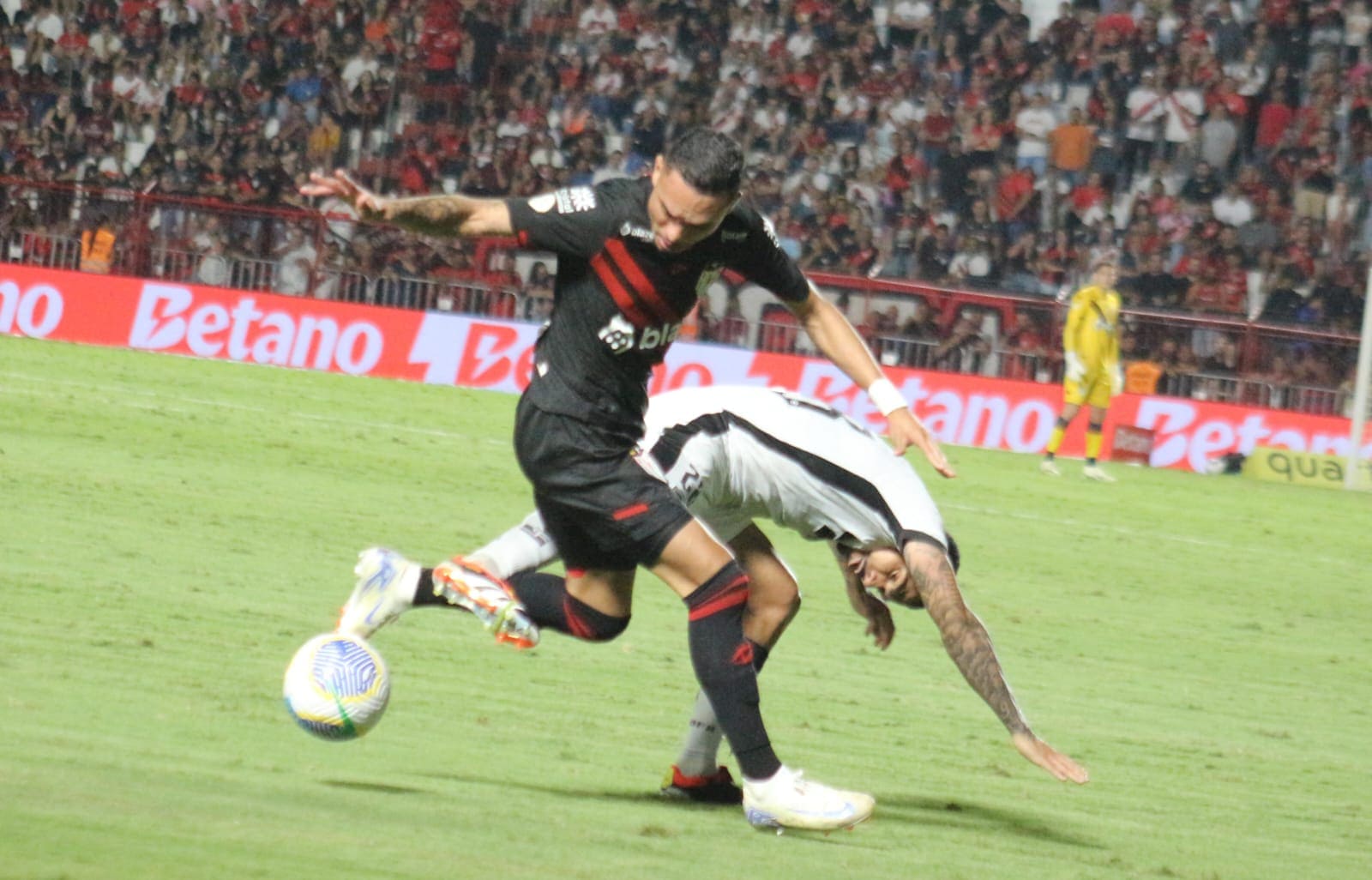 Dois copos com vitamina de melão com chia decorado com rodelas de melão e folhas de hortelã