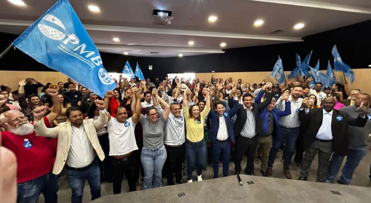 Ilustração do signo de Peixes, em fundo azulado, com dois arcos curvados opostos unidos por uma linha central