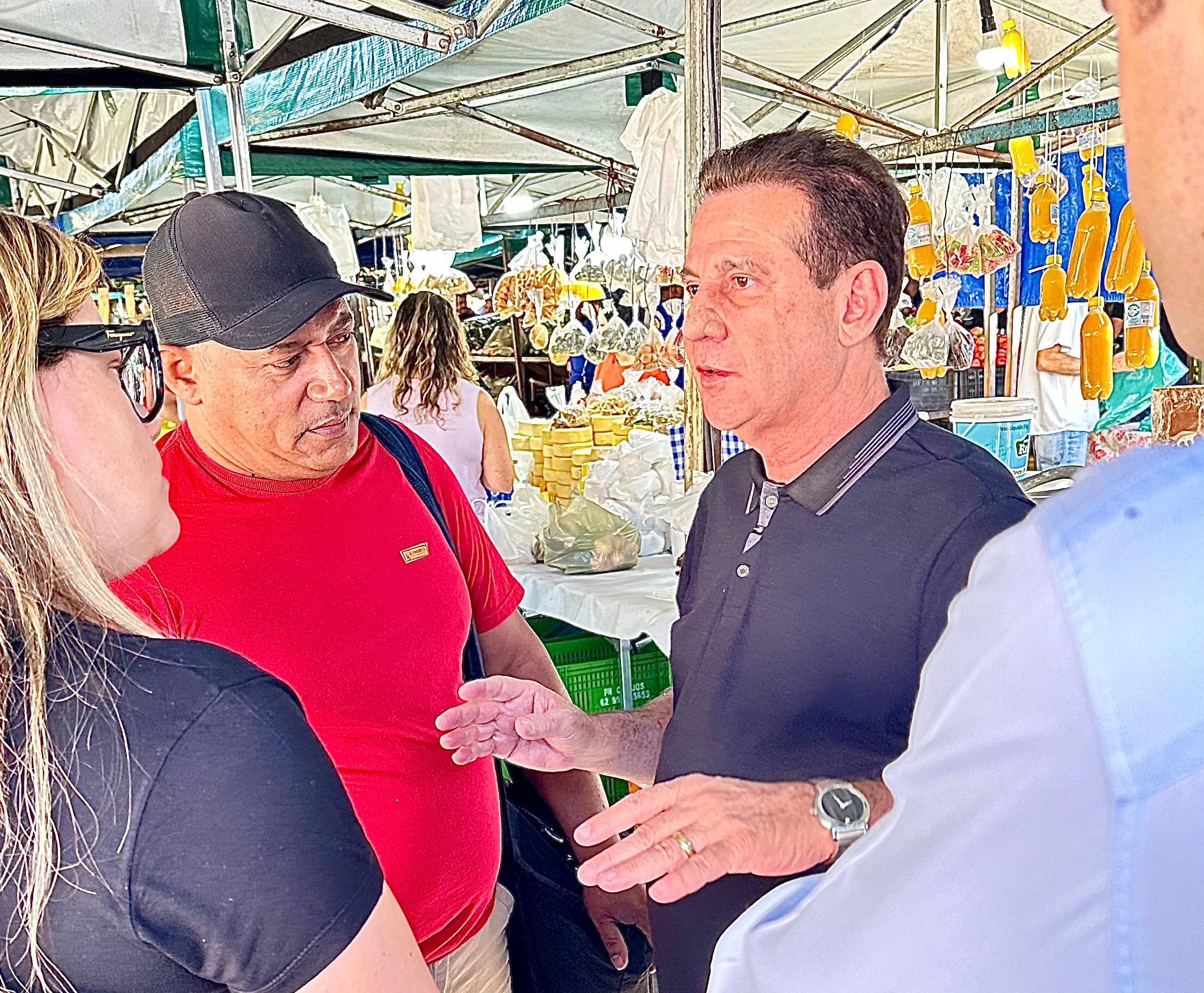 Ilustração do signo de Áries, em fundo azulado, com símbolo de dois traços curvos partindo de um ponto central