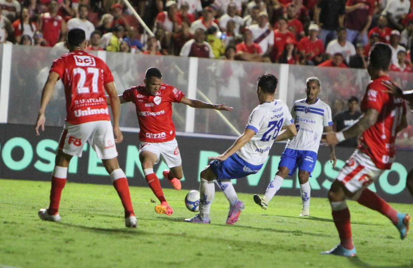 Homem com cabelo black power 