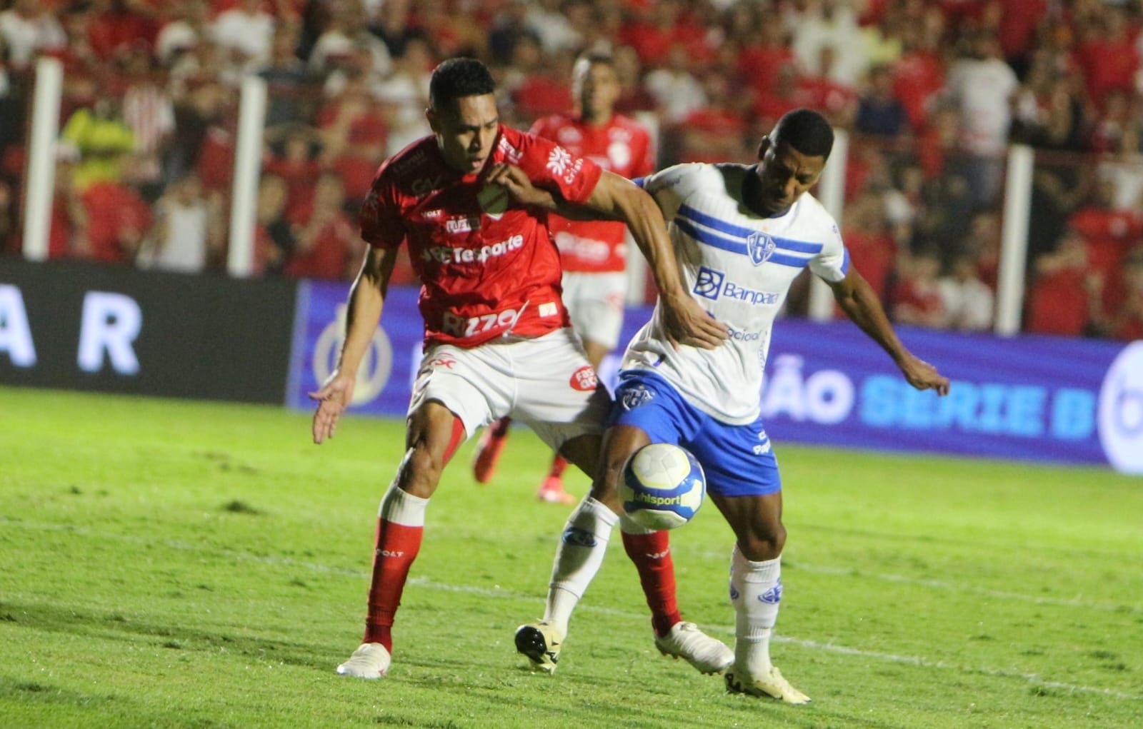 Homem loiro com cabelo ondulado 