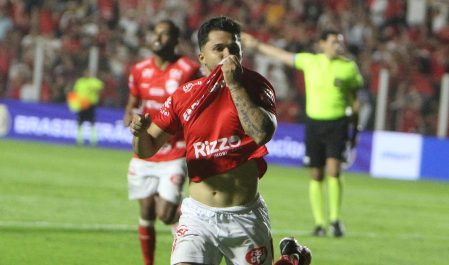 Homem sorrindo com o rosto virado de lado e cabelo afro fade 