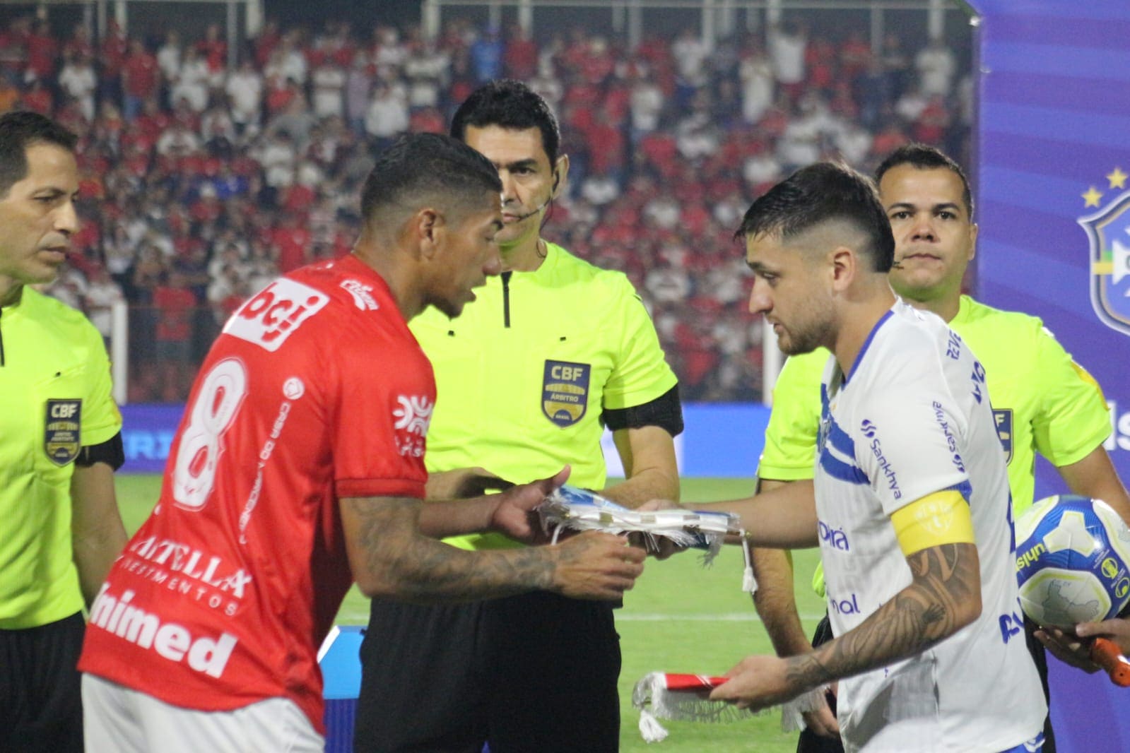 Homem com cabelo cortado em mullet 