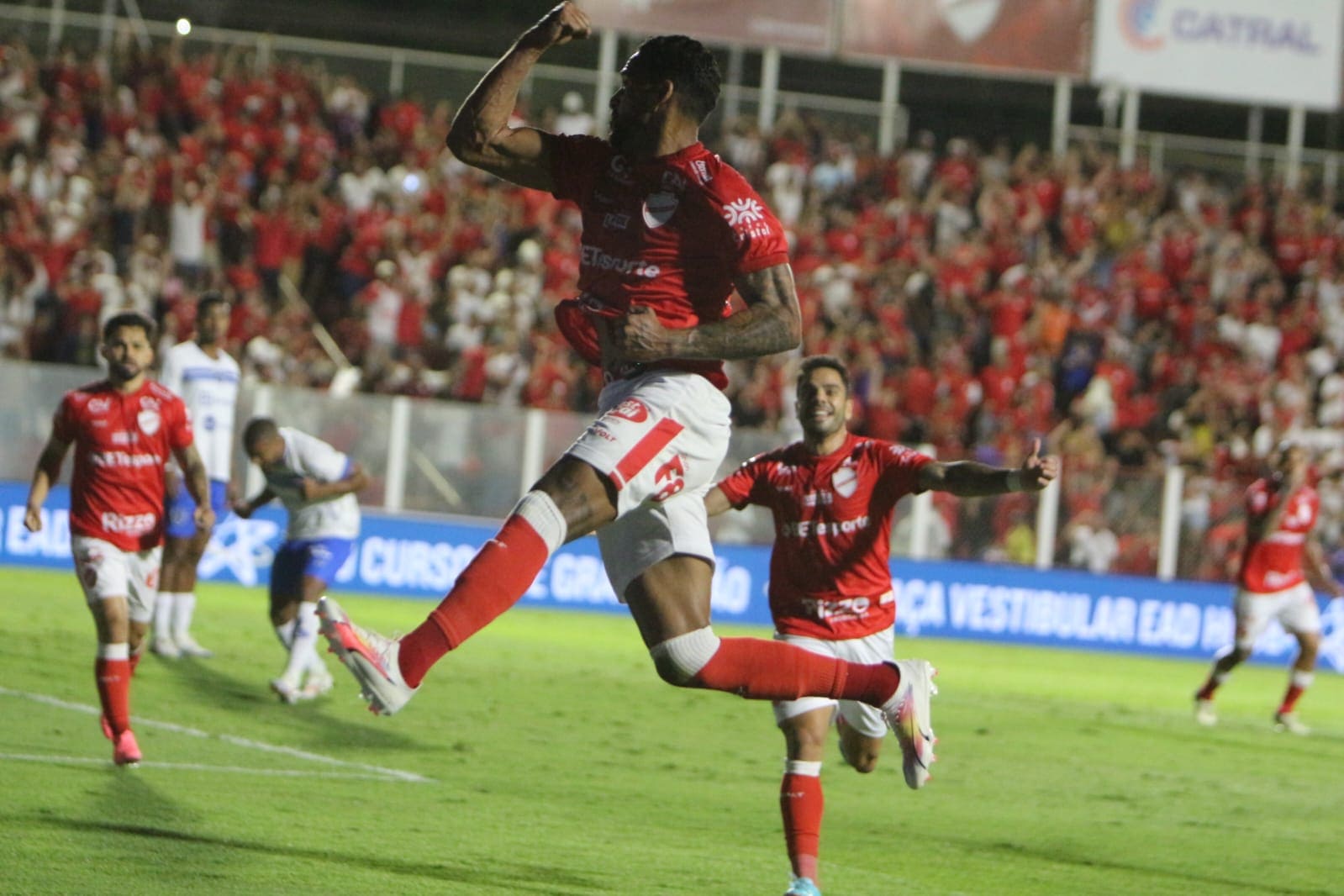 Homem olhando para a frente e com o corte de cabelo Fade Americano 