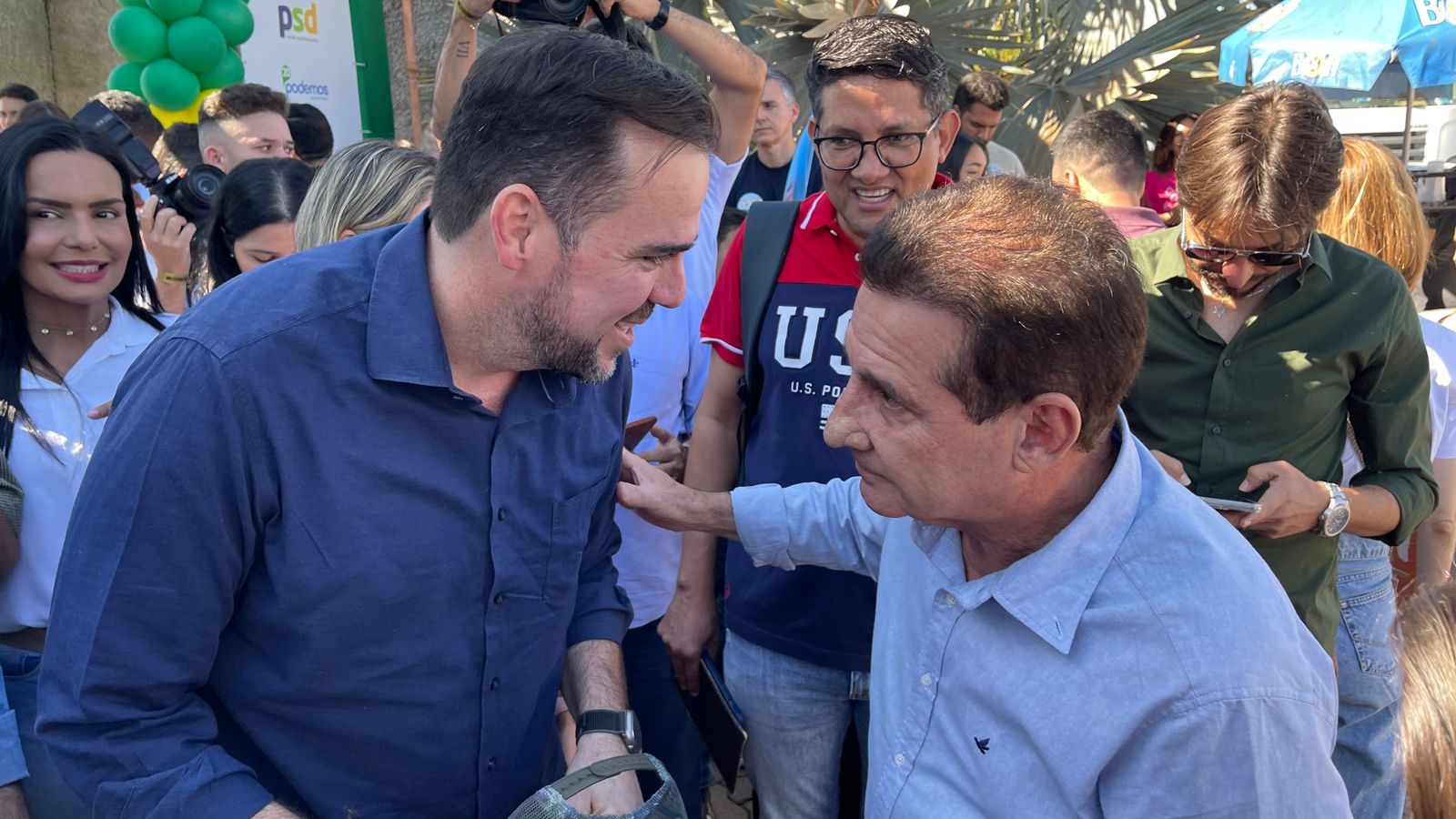 Caneca de vidro com vitamina rosa decorada com folhas de hortelã e ao lado de morangos