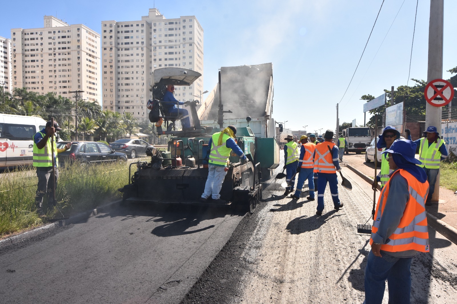 Ilustração do signo de Sagitário, em fundo azulado, com uma seta inclinada para cima e à direita cruzando um traço diagoNAL
