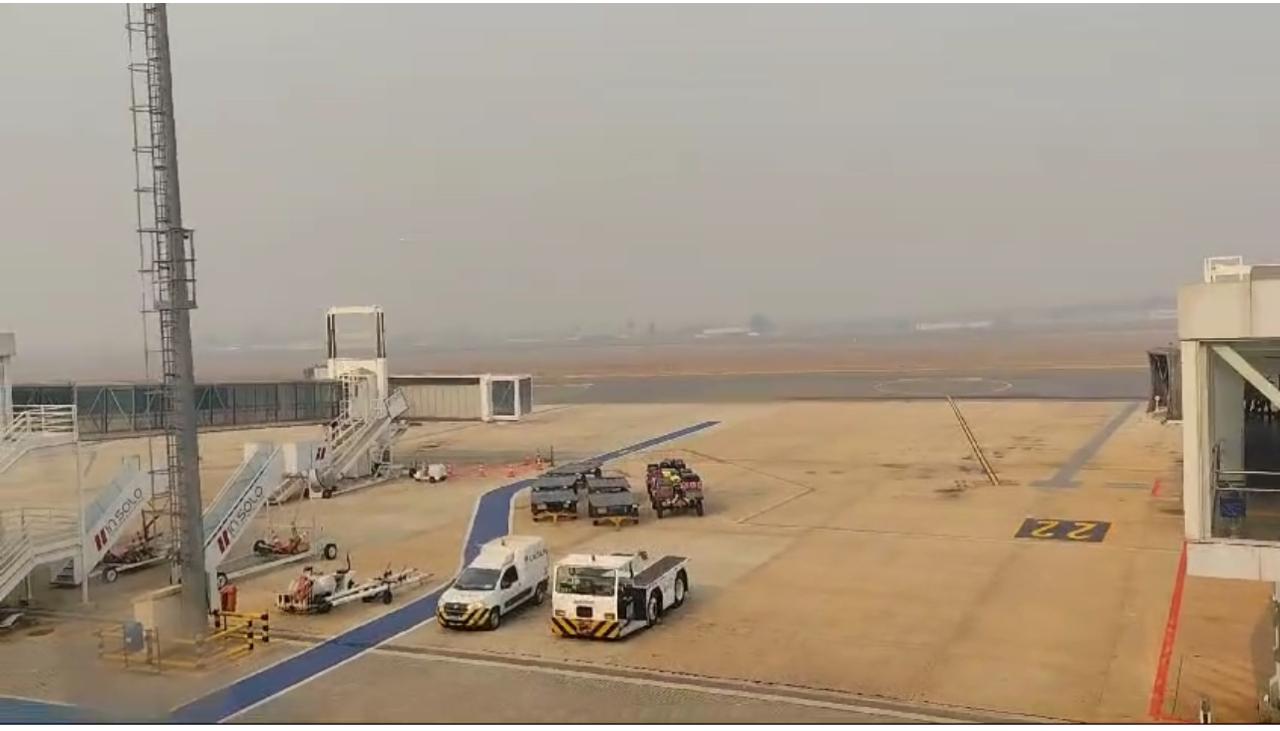 Pista do aeroporto de Goiânia com nuvem de fumaça. Foto: Charlie Pereira/DG