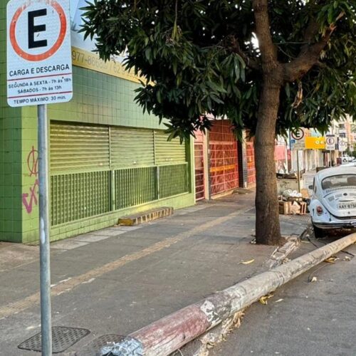 Poste caído na Rua 8, Centro de Goiania. Foto: Reprodução