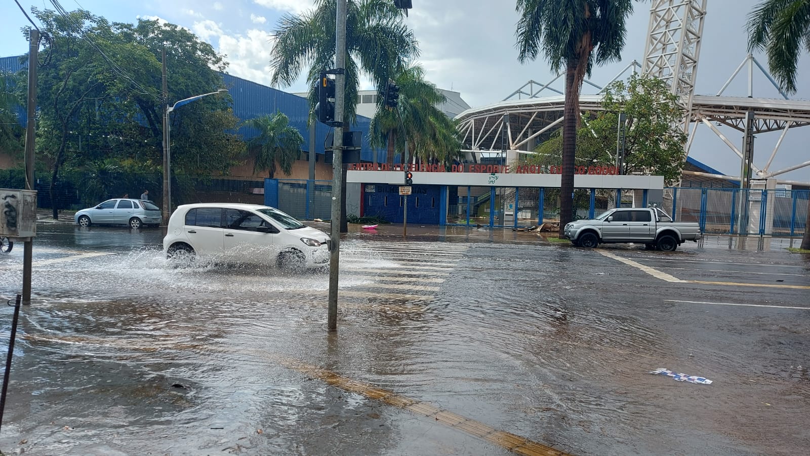 Chuva causa alagamento na Avenida Paraíba, em Goiânia. Foto: Maianí Gontijo