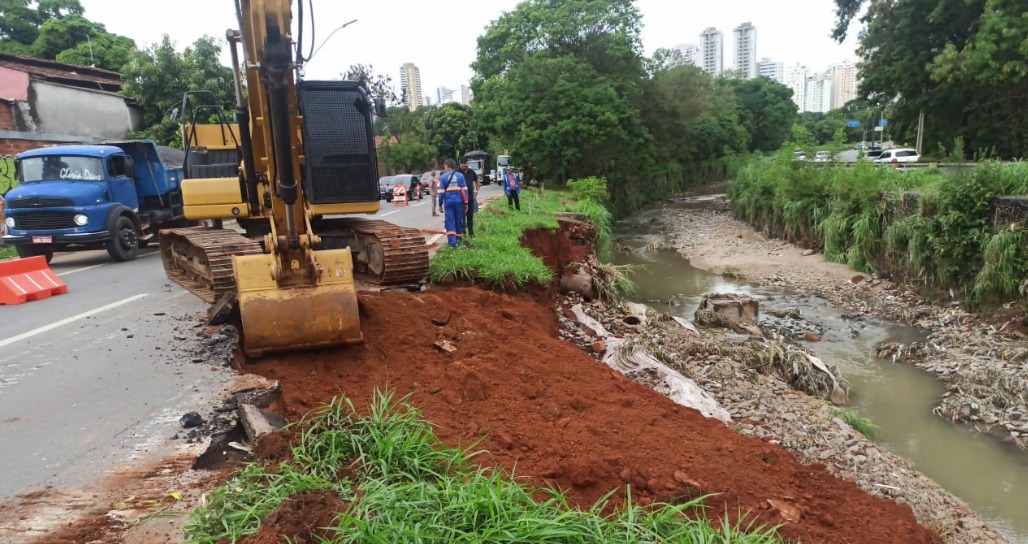 Seinfra recupera trecho da Marginal Botafogo afetado por fortes chuvas. Foto: Seinfra