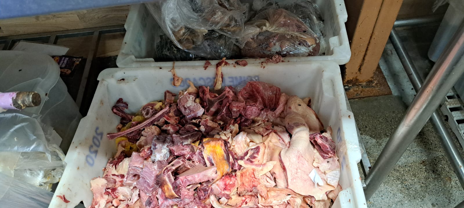 Procon apreende carnes impróprias para consumo em açougue de supermercado, em Aparecida de Goiania. Foto: Procon Goiás