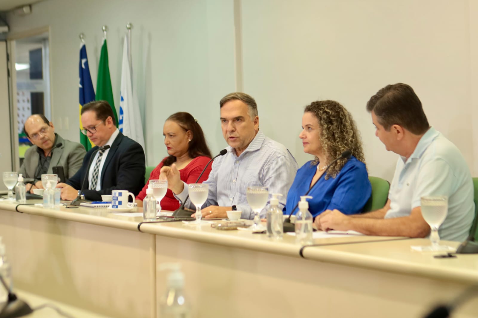 Sandro Mabel em coletiva com secretarios. Foto: Luiz Fernando