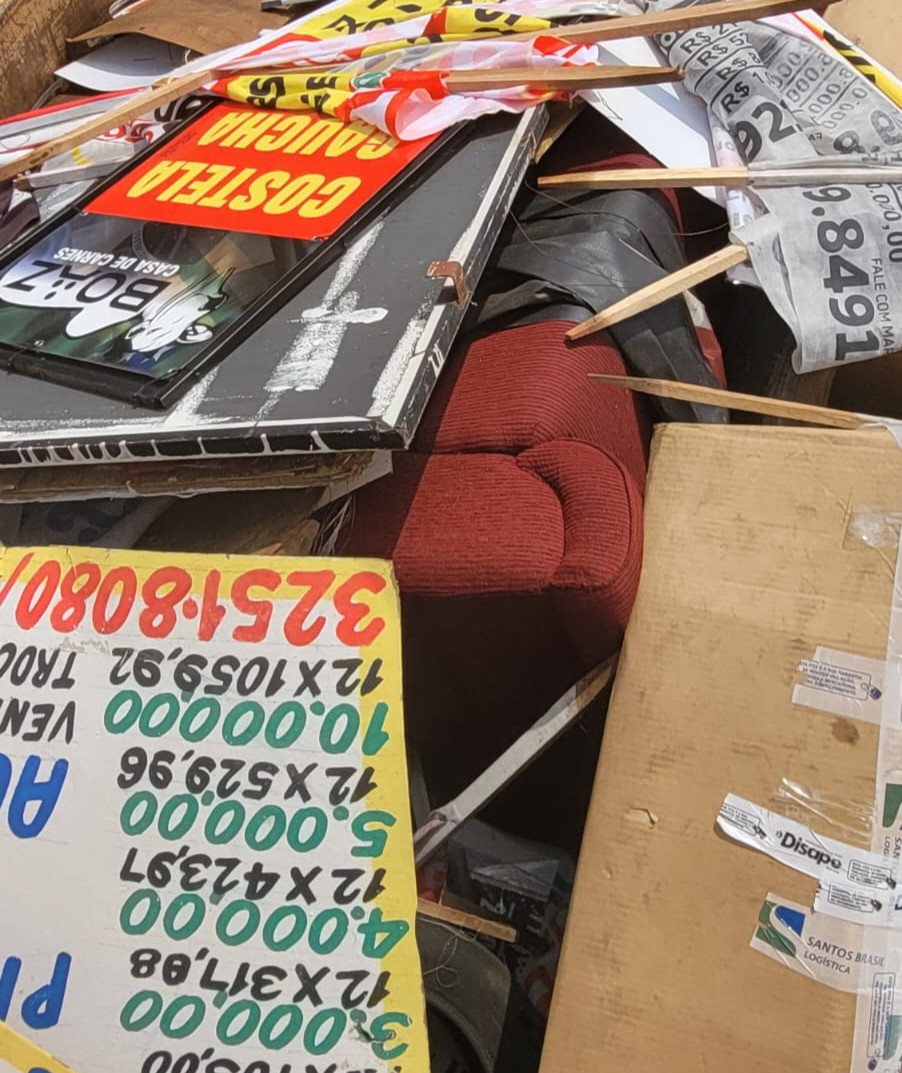 Amma fiscaliza e apreende publicidade irregular em Goiania. Foto: Amma