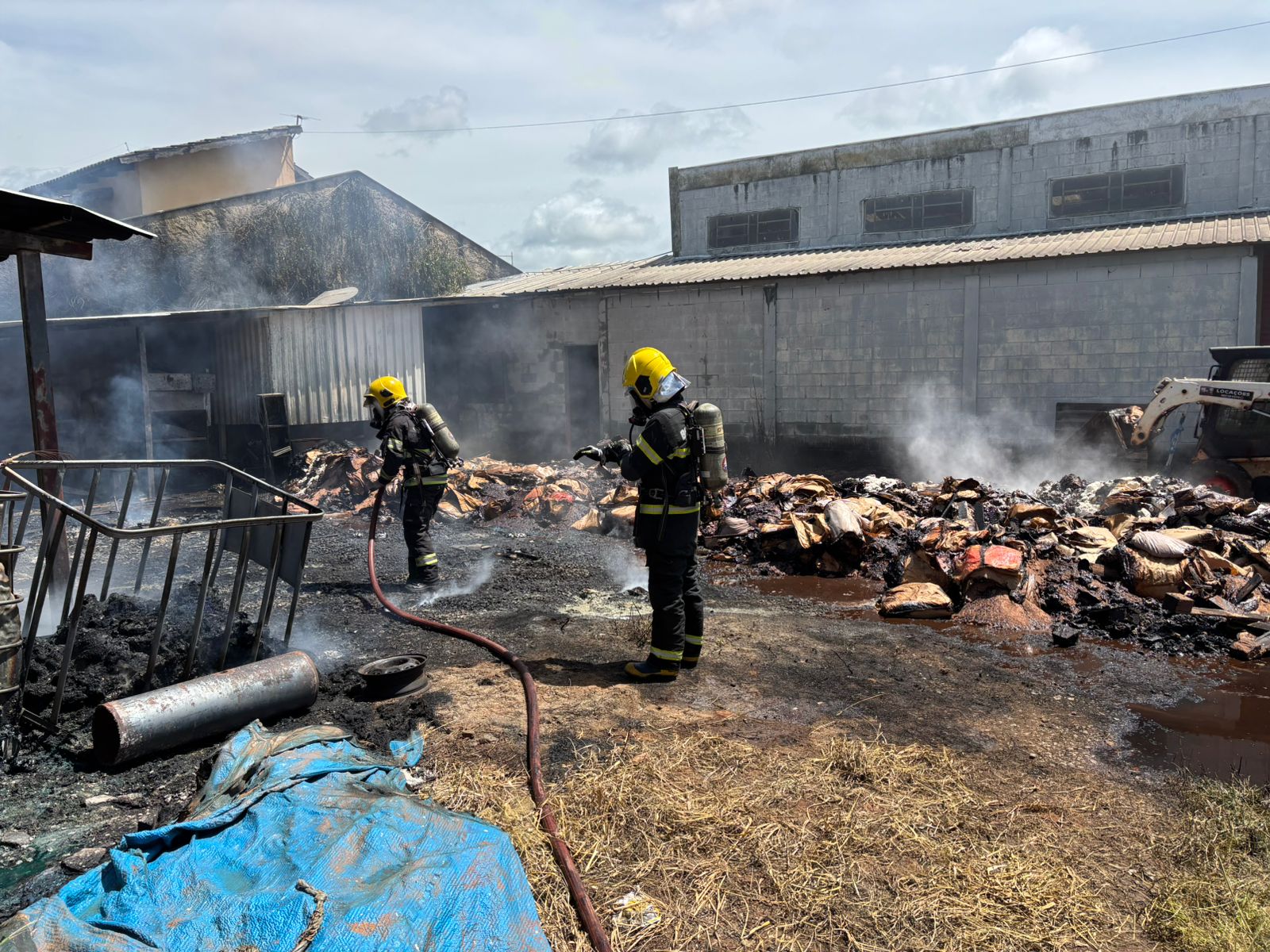 Corpo de Bombeiros atuam contra incêndio em empresa de reciclagem em Senador Canedo. Foto: CBMGO