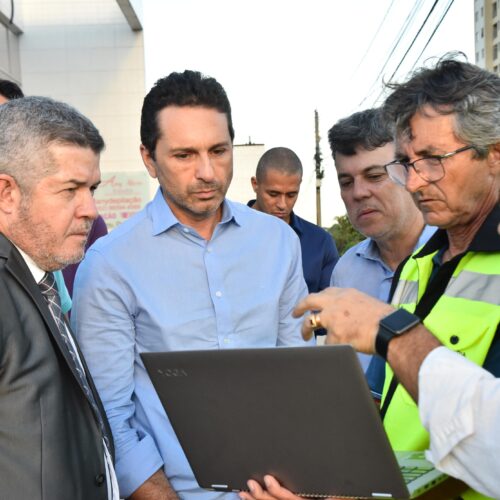 Leandro Vilela e Delegado Waldir vistoriam sinalização em Aparecida. Foto: Jhonney Macena