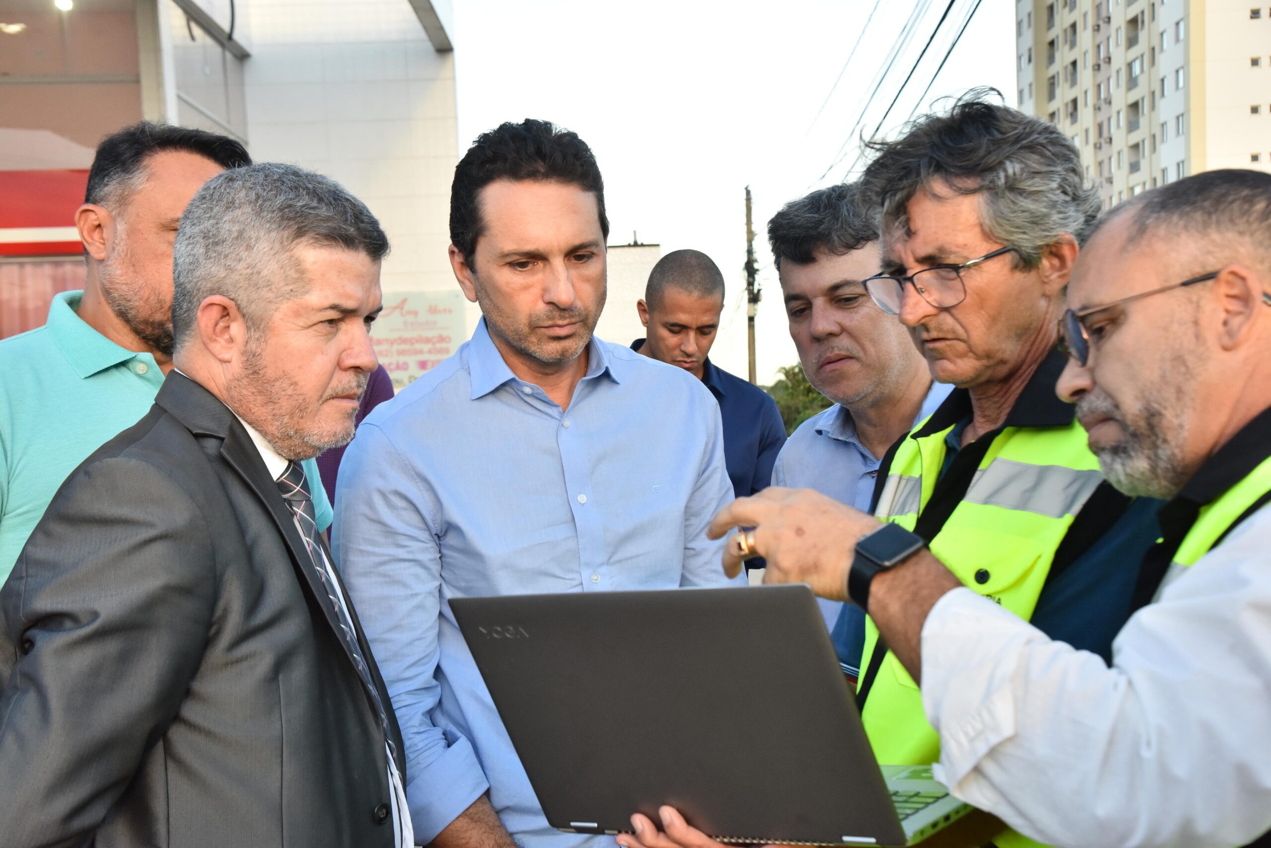 Leandro Vilela e Delegado Waldir vistoriam sinalização em Aparecida. Foto: Jhonney Macena