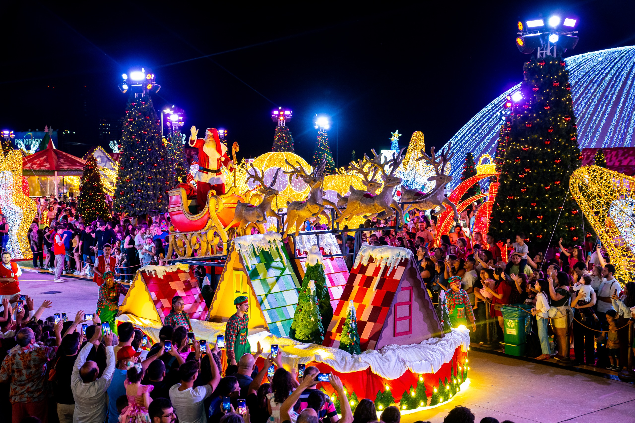 Desfile com a chegada do Papai Noel no Natal do Bem 2024. Foto: Diego Canedo