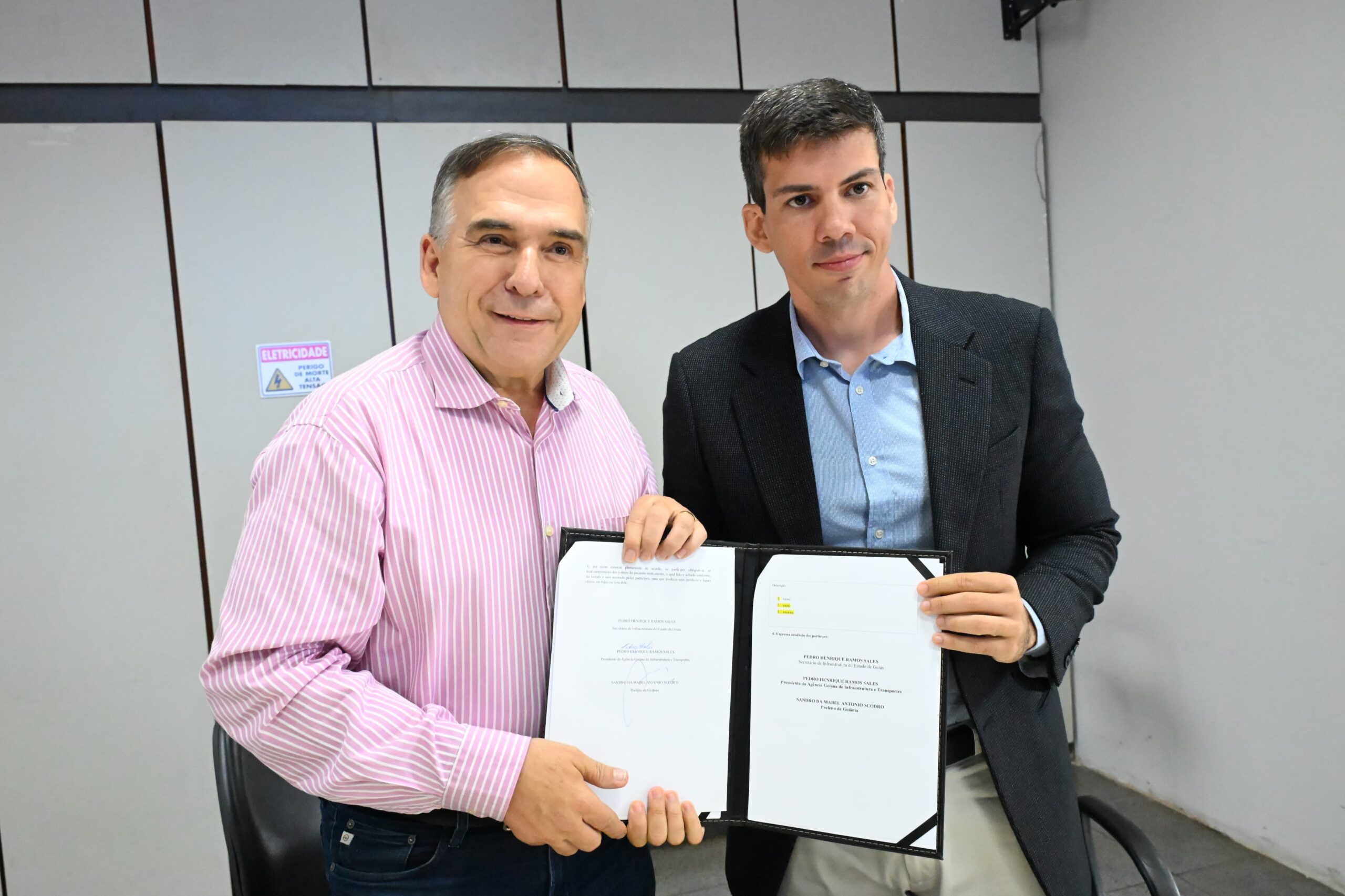 Sandro Mabel assinou termo de cooperação com o secretário da Seinfra estadual, Pedro Sales. Foto: Alex Malheiros