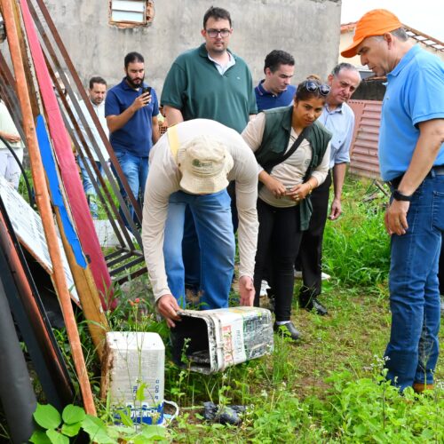 Sandro Mabel realiza ação de combate à dengue junto a agentes de endemias. Foto: Alex Malheiros