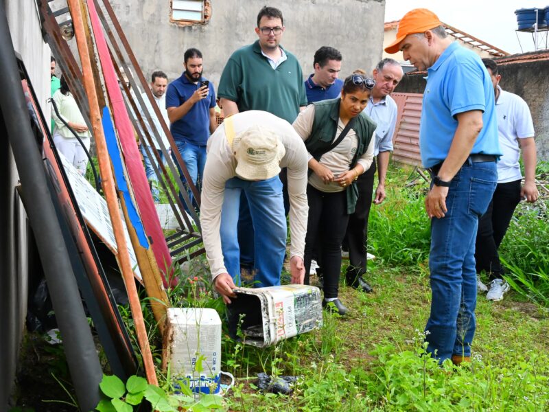 Sandro Mabel realiza ação de combate à dengue junto a agentes de endemias. Foto: Alex Malheiros